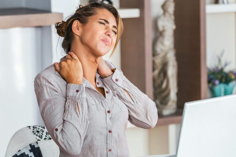 Nackenschmerzen im Bereich der Halswirbelsäule – Behandlung durch Schmerztherapie nach Liebscher & Bracht